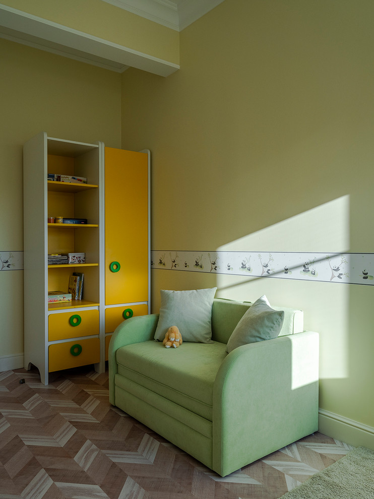 Cette image montre une chambre d'enfant de 1 à 3 ans traditionnelle avec un mur vert, un sol en liège et un sol marron.