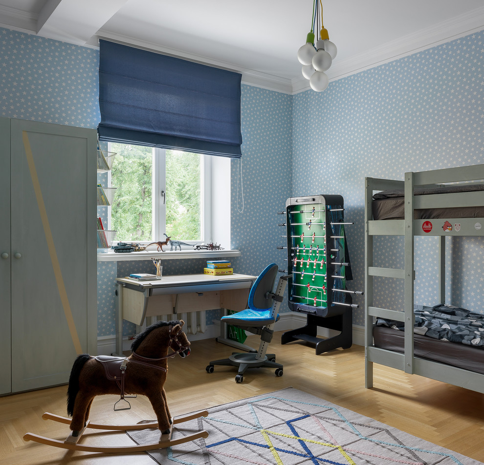 Esempio di una cameretta per bambini nordica con pareti blu, parquet chiaro e pavimento beige