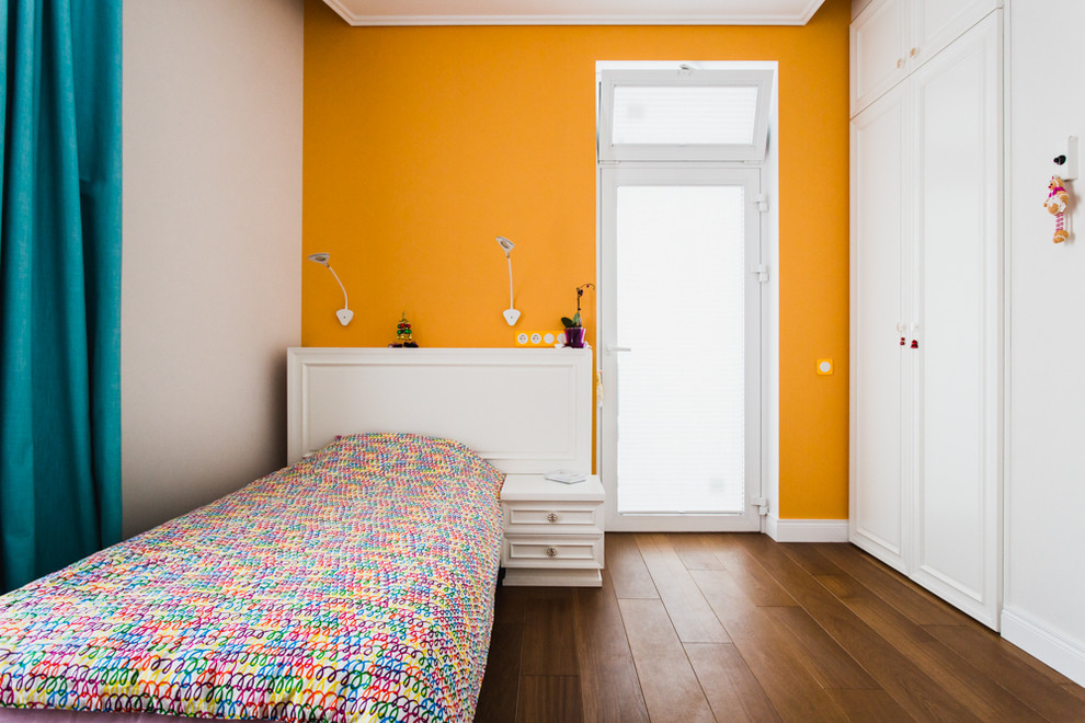 Cette image montre une chambre d'enfant design de taille moyenne avec parquet clair et un mur multicolore.