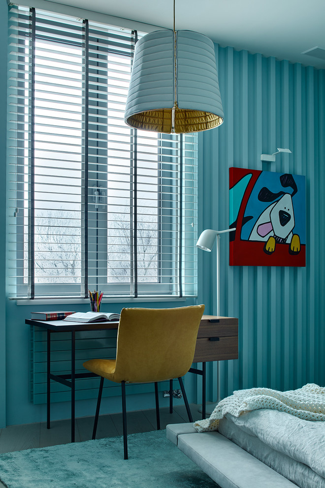 Источник вдохновения для домашнего уюта: нейтральная детская в современном стиле с рабочим местом, синими стенами и ковровым покрытием