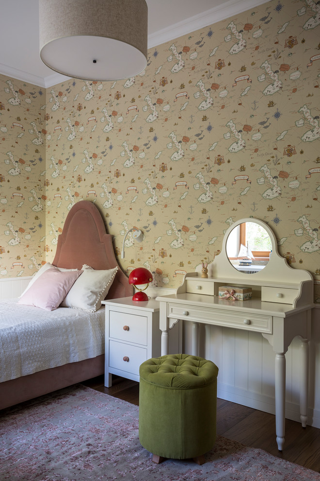 Diseño de dormitorio infantil bohemio con paredes beige, suelo de madera oscura y suelo marrón