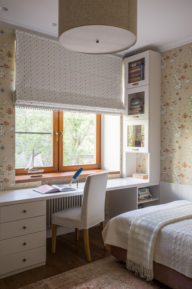 Exemple d'une chambre de fille tendance avec un bureau, un mur beige, parquet foncé et un sol marron.