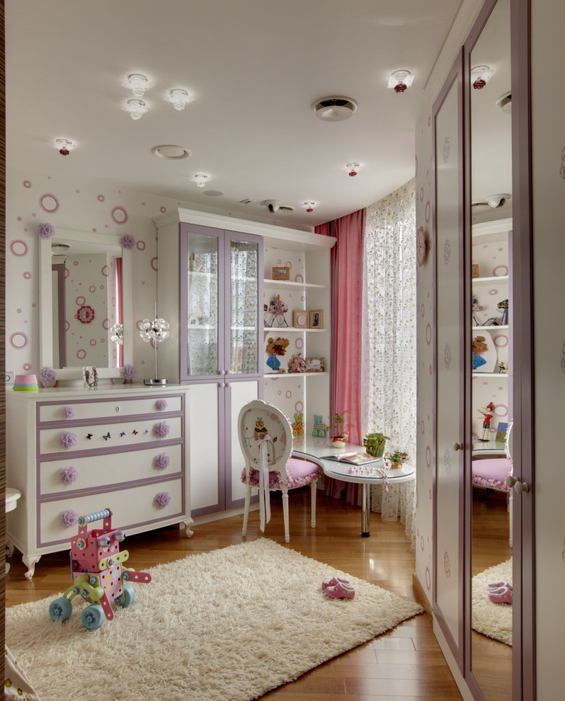 Klassisches Mädchenzimmer mit Spielecke, weißer Wandfarbe und braunem Holzboden in Moskau