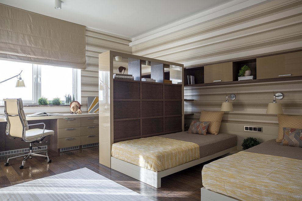 Diseño de dormitorio infantil de 4 a 10 años actual de tamaño medio con paredes beige, suelo de madera en tonos medios y suelo marrón