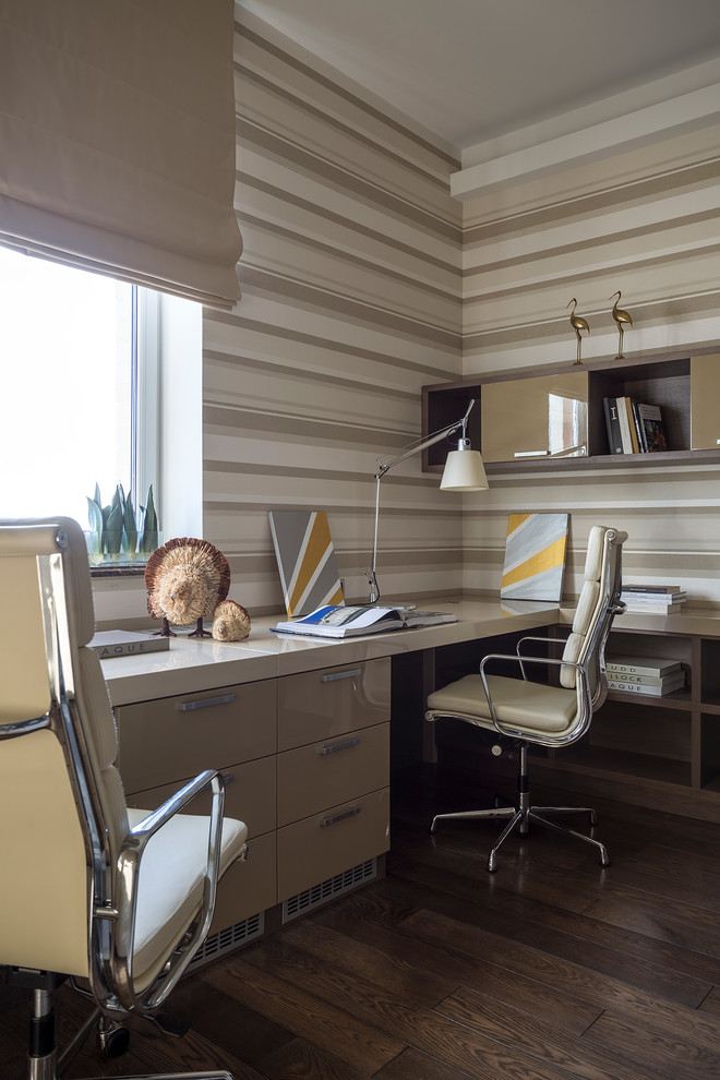 Ejemplo de habitación infantil unisex de 4 a 10 años contemporánea de tamaño medio con paredes beige, suelo marrón, escritorio y suelo de madera oscura
