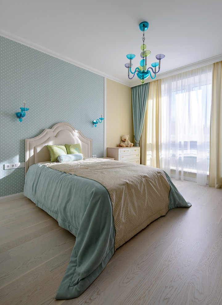 Idées déco pour une chambre de fille de 4 à 10 ans contemporaine de taille moyenne avec un mur bleu et parquet clair.