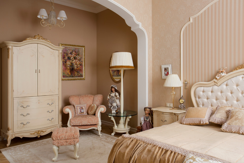 Idee per una cameretta per bambini da 4 a 10 anni vittoriana con pareti beige e parquet chiaro