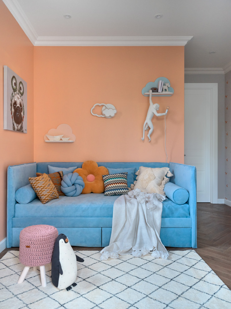 Inspiration för små moderna flickrum kombinerat med sovrum och för 4-10-åringar, med orange väggar och mellanmörkt trägolv