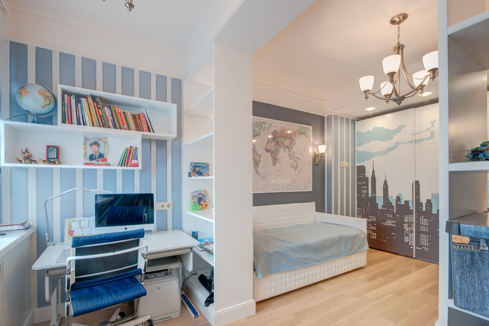 Идея дизайна: детская среднего размера в классическом стиле с спальным местом, синими стенами, паркетным полом среднего тона и бежевым полом для подростка, мальчика