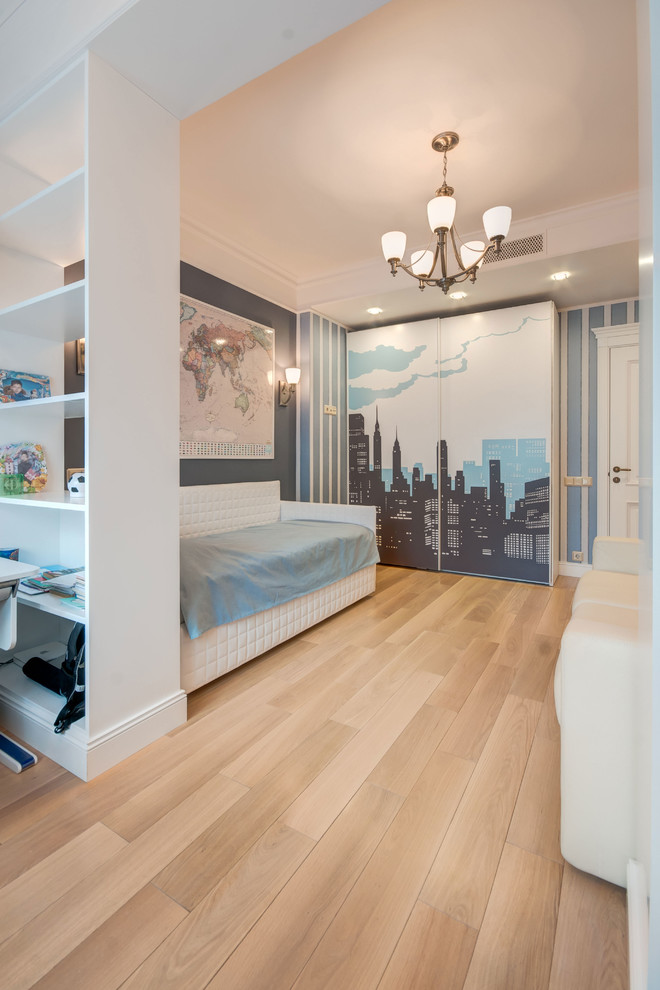 Exempel på ett mellanstort klassiskt barnrum kombinerat med sovrum, med blå väggar, mellanmörkt trägolv och beiget golv