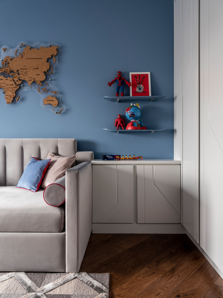 Пример оригинального дизайна: детская среднего размера в стиле неоклассика (современная классика) с спальным местом, синими стенами, паркетным полом среднего тона и коричневым полом для ребенка от 4 до 10 лет, мальчика