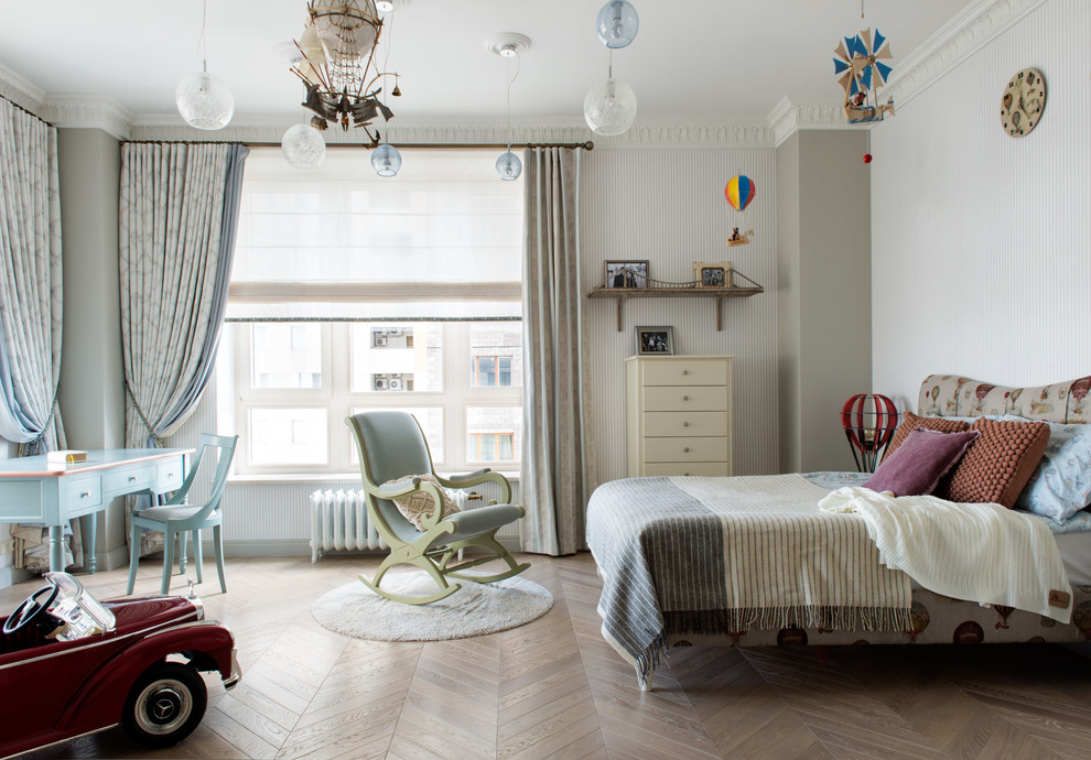 Exempel på ett klassiskt flickrum kombinerat med sovrum och för 4-10-åringar, med grå väggar, mellanmörkt trägolv och brunt golv