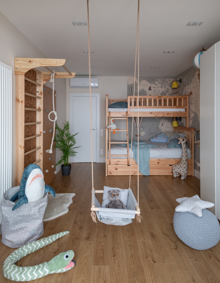 Идея дизайна: большая нейтральная детская в современном стиле с спальным местом, серыми стенами и коричневым полом для ребенка от 4 до 10 лет