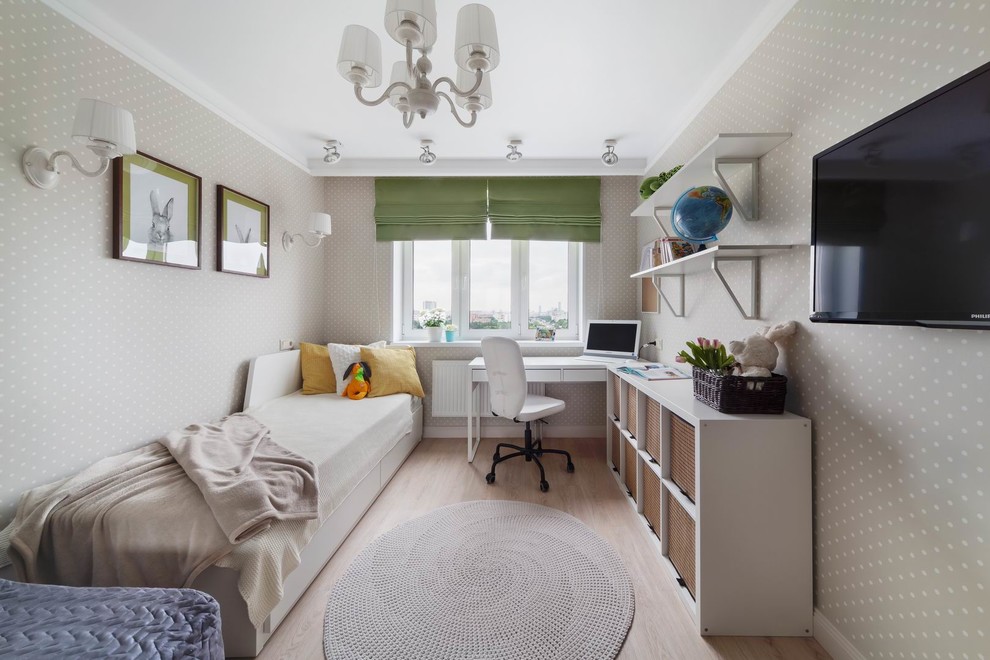 Ejemplo de dormitorio infantil clásico renovado con paredes grises, suelo de madera clara y suelo beige