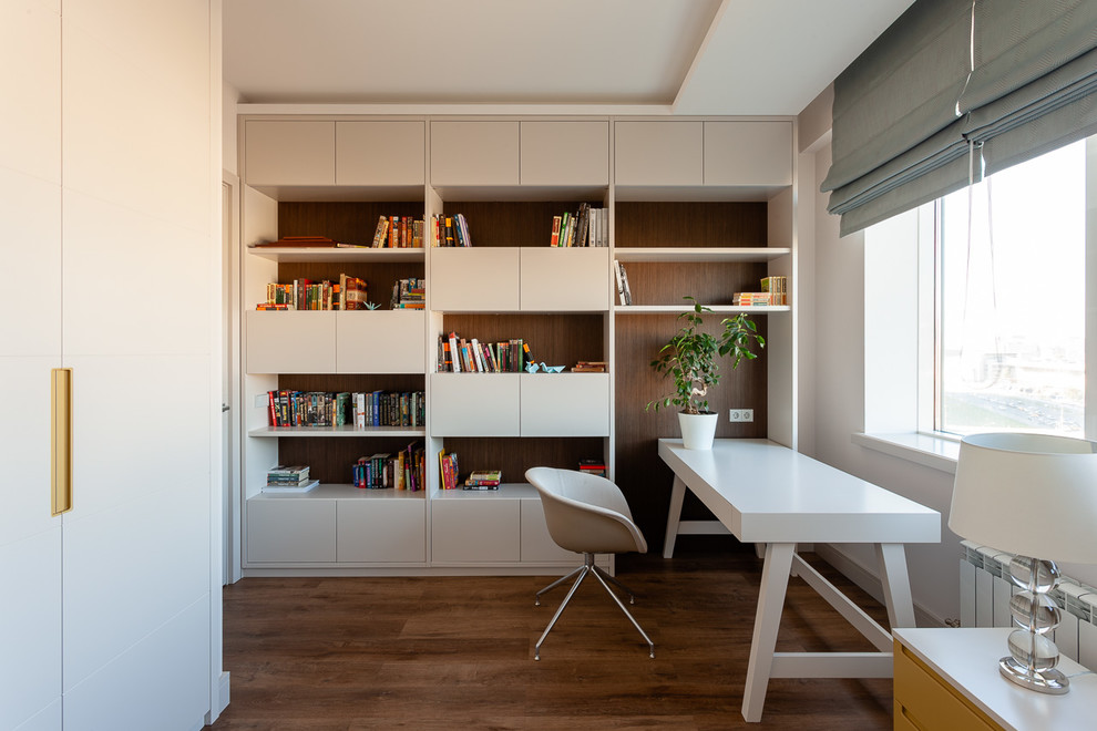 Aménagement d'une chambre d'enfant contemporaine de taille moyenne avec un bureau, un mur beige, un sol en vinyl et un sol marron.