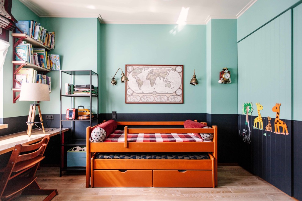 Cette image montre une chambre neutre de 4 à 10 ans design avec un mur bleu et parquet clair.