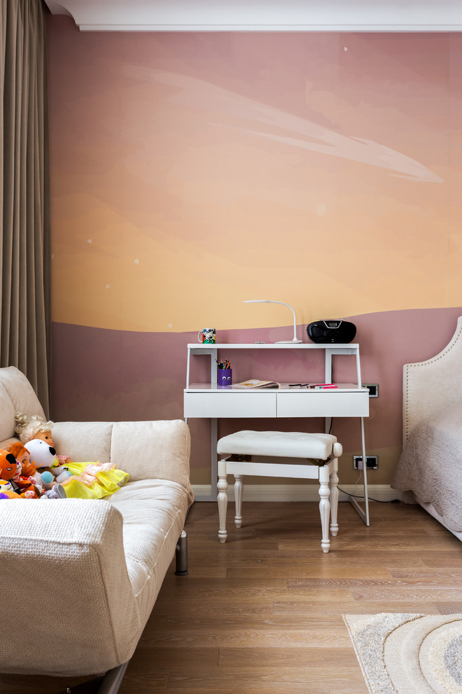 Immagine di una cameretta per bambini da 4 a 10 anni nordica di medie dimensioni con pareti beige e pavimento in legno massello medio