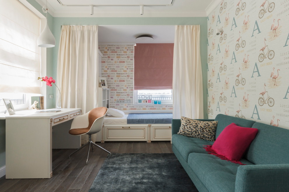 Inspiration för eklektiska barnrum kombinerat med sovrum, med gröna väggar och mörkt trägolv