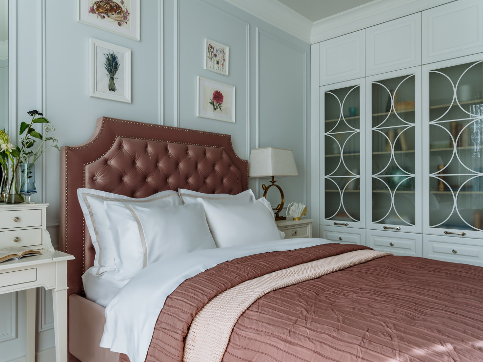 Idéer för små vintage sovrum, med blå väggar, mellanmörkt trägolv och brunt golv