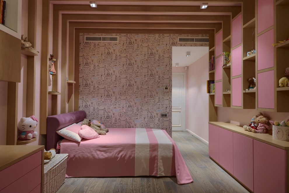 На фото: детская в современном стиле с спальным местом, розовыми стенами, паркетным полом среднего тона и коричневым полом для девочки с
