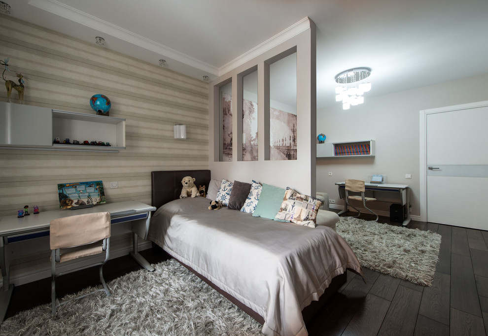 Foto på ett mellanstort vintage könsneutralt tonårsrum kombinerat med sovrum, med beige väggar, mörkt trägolv och brunt golv