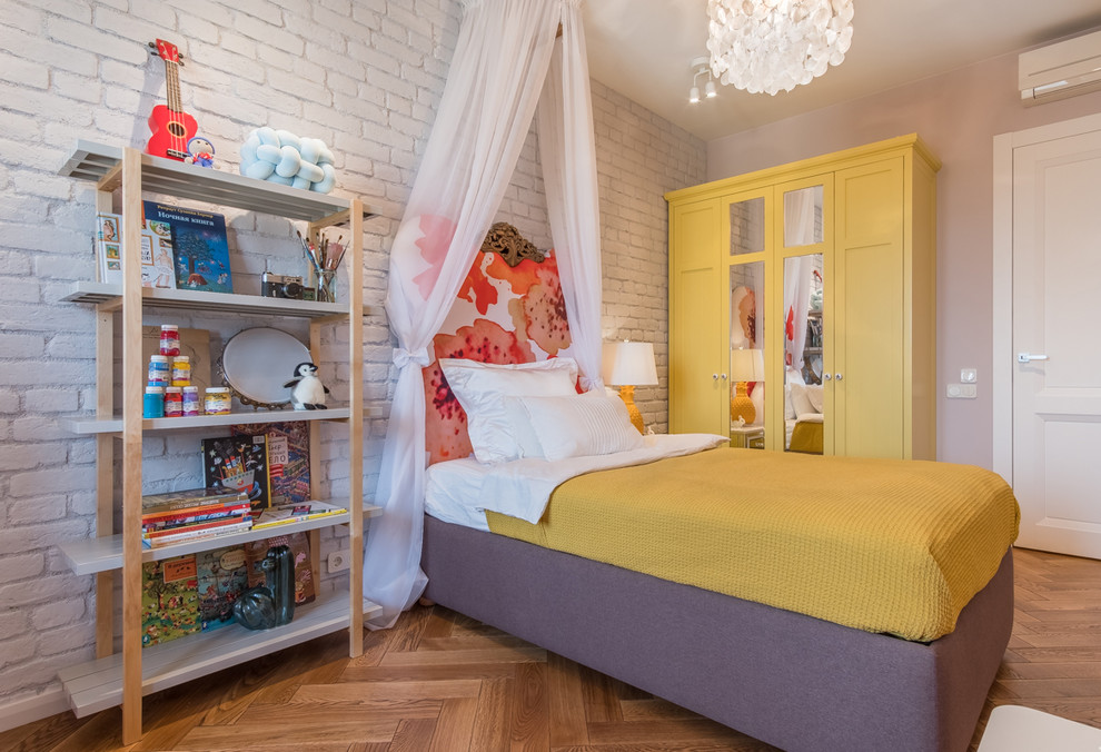 Mittelgroßes Industrial Mädchenzimmer mit weißer Wandfarbe, braunem Holzboden, braunem Boden und Schlafplatz in Sankt Petersburg