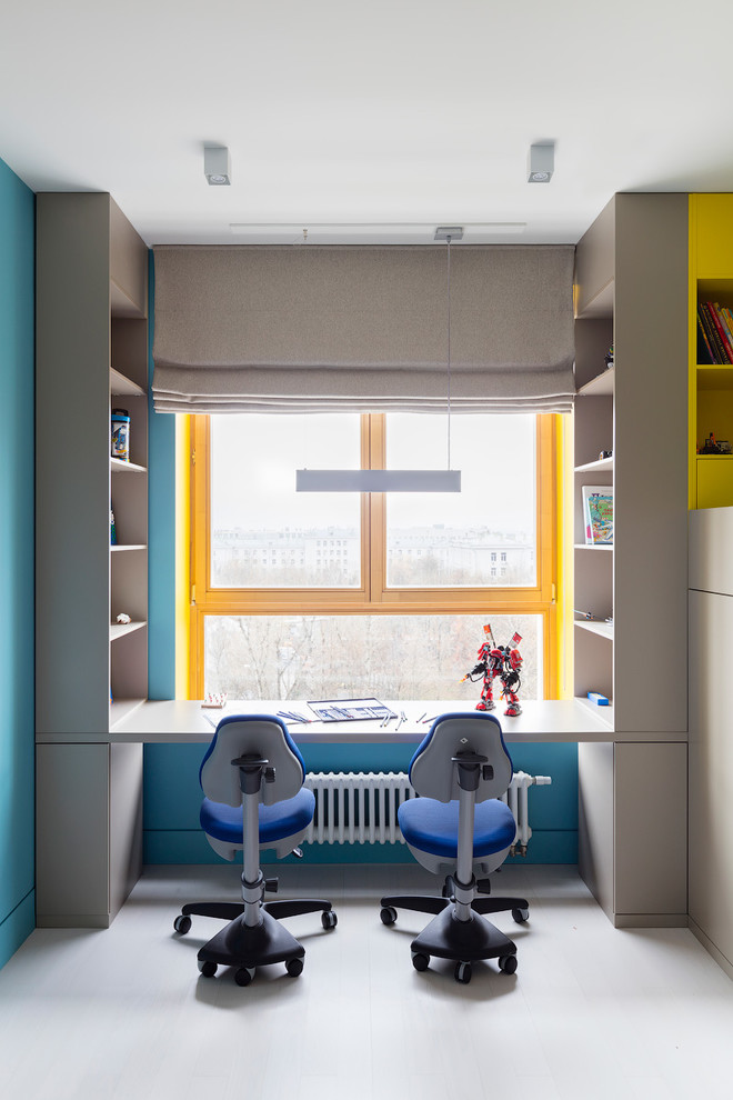Идея дизайна: нейтральная детская в современном стиле с рабочим местом, синими стенами и белым полом