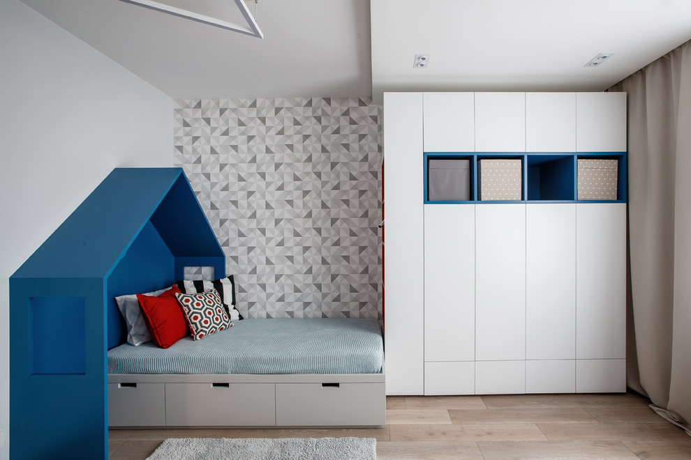 Foto de dormitorio infantil de 4 a 10 años actual de tamaño medio con paredes grises y suelo de madera en tonos medios