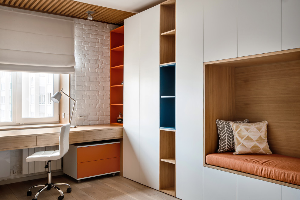 Immagine di una cameretta per bambini design di medie dimensioni con pavimento in legno massello medio, pareti bianche e pavimento beige