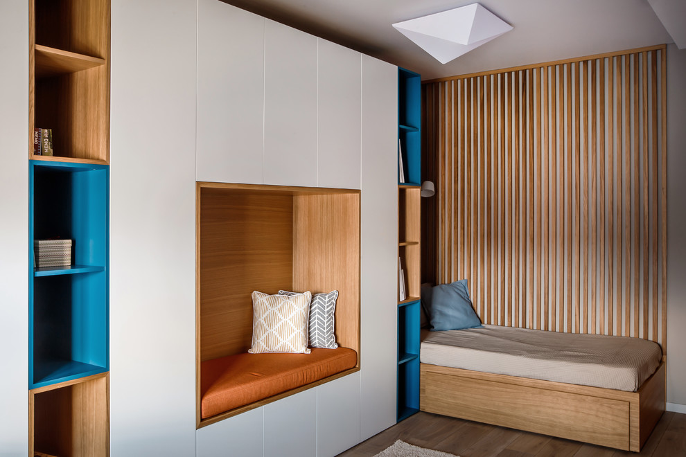 Foto di una cameretta per bambini minimal di medie dimensioni con pareti grigie e pavimento in legno massello medio