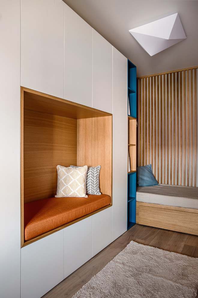 Idées déco pour une chambre d'enfant contemporaine de taille moyenne avec un mur gris et un sol en bois brun.