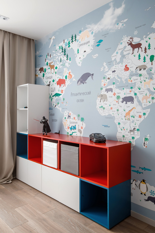 Aménagement d'une chambre d'enfant de 4 à 10 ans contemporaine de taille moyenne avec un mur gris et un sol en bois brun.