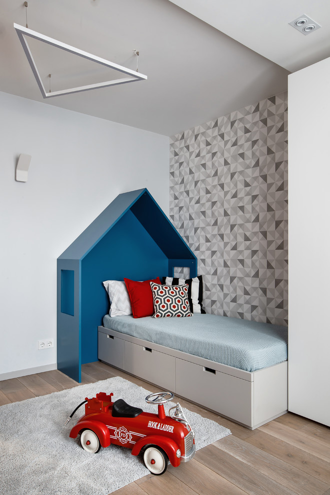 Свежая идея для дизайна: детская среднего размера в современном стиле с спальным местом, серыми стенами и паркетным полом среднего тона для ребенка от 4 до 10 лет, мальчика - отличное фото интерьера