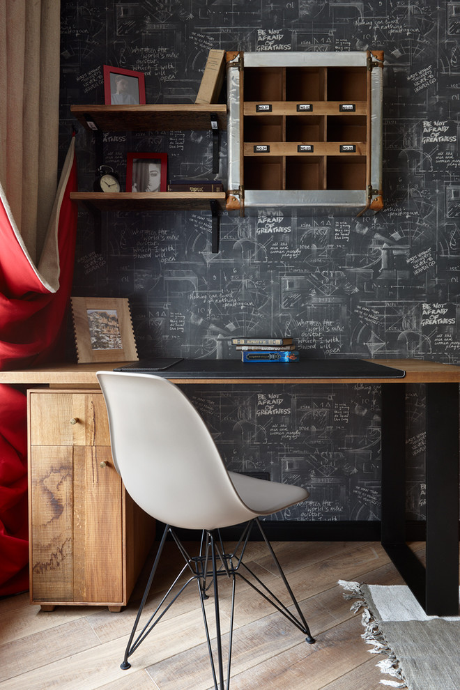 Idéer för industriella könsneutrala tonårsrum kombinerat med skrivbord, med ljust trägolv och flerfärgade väggar