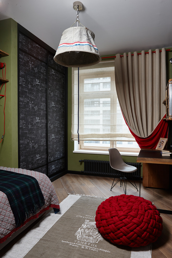 Ispirazione per una cameretta per bambini contemporanea con pareti verdi e parquet chiaro