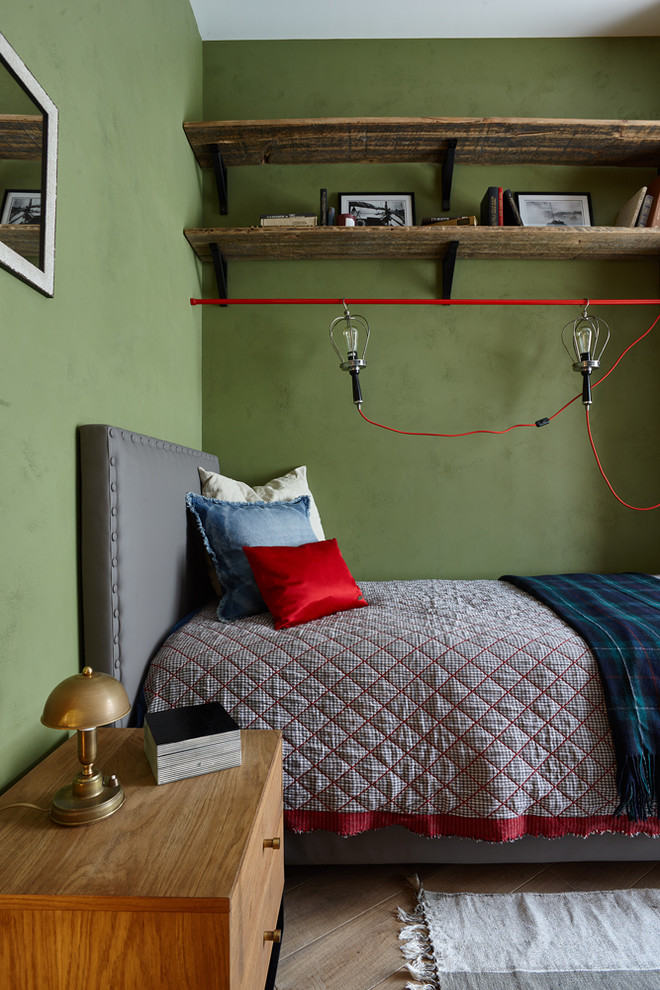 Idéer för ett litet industriellt könsneutralt tonårsrum kombinerat med sovrum, med ljust trägolv och gröna väggar