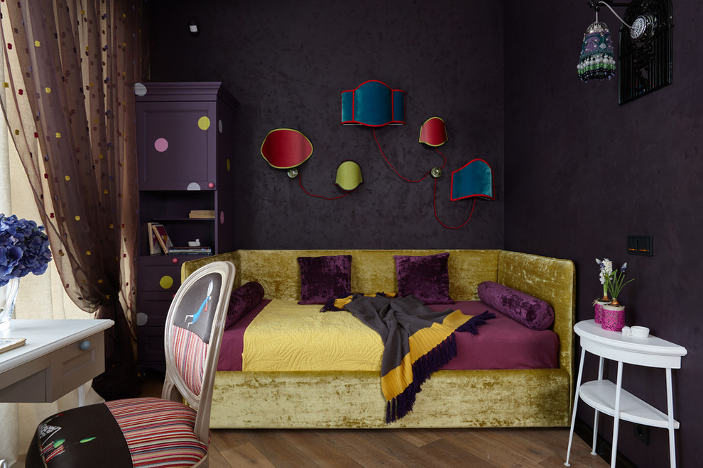 Пример оригинального дизайна: детская в современном стиле с спальным местом, фиолетовыми стенами и паркетным полом среднего тона для девочки