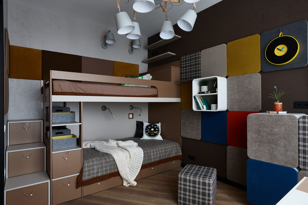 Стильный дизайн: детская в современном стиле с спальным местом, паркетным полом среднего тона и разноцветными стенами для двоих детей - последний тренд