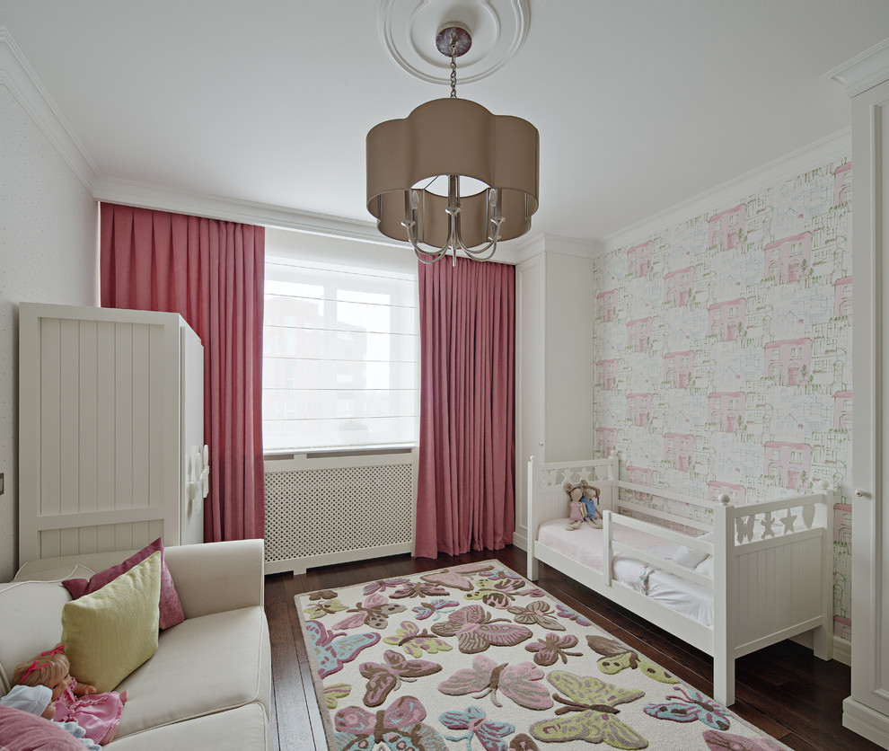 Immagine di una cameretta per bambini da 4 a 10 anni classica con pareti bianche e moquette
