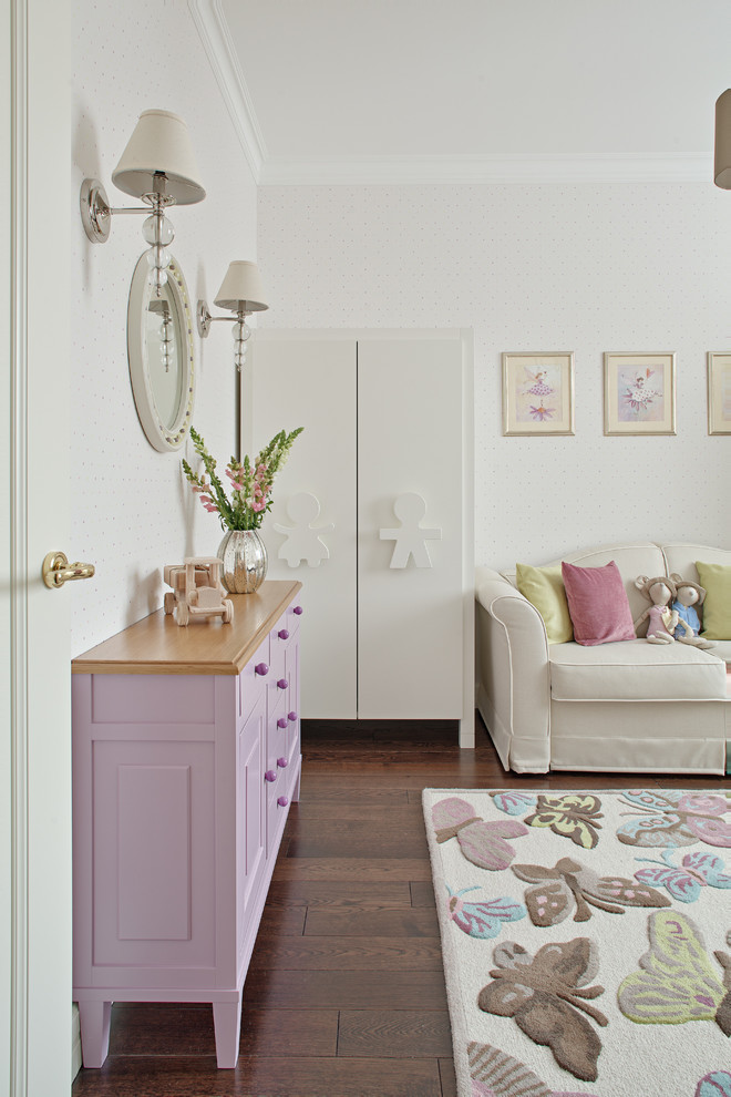 Imagen de dormitorio infantil de 4 a 10 años clásico con paredes blancas y moqueta