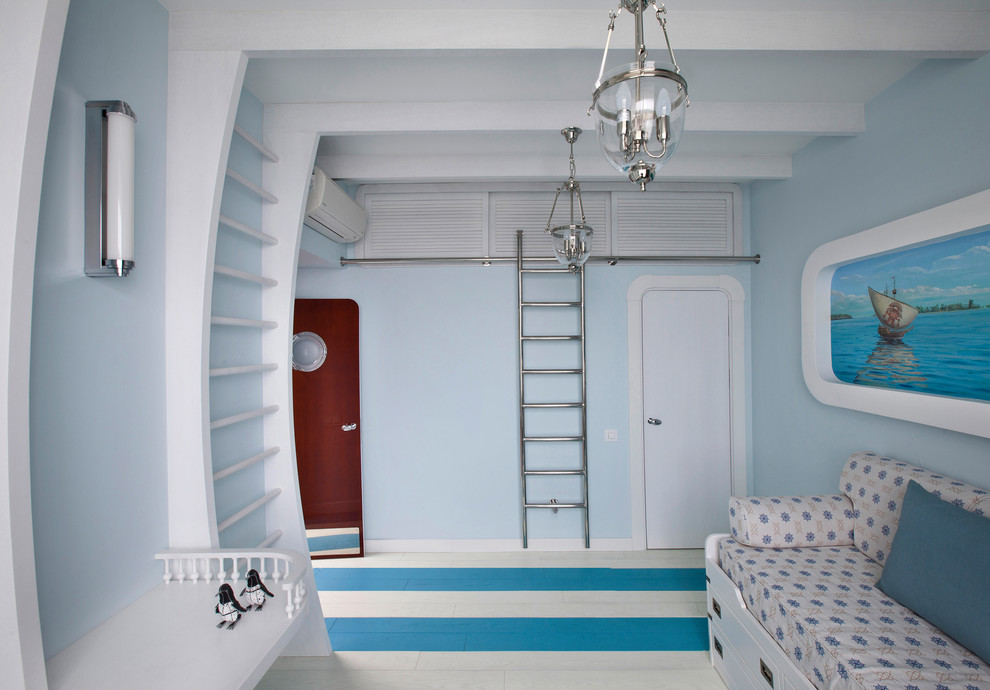 Ispirazione per un angolo studio per bambini costiero con pareti blu, pavimento in legno verniciato e pavimento blu