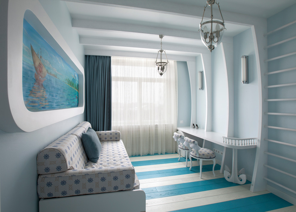 Esempio di un angolo studio per bambini stile marino con pareti blu, pavimento in legno verniciato e pavimento blu