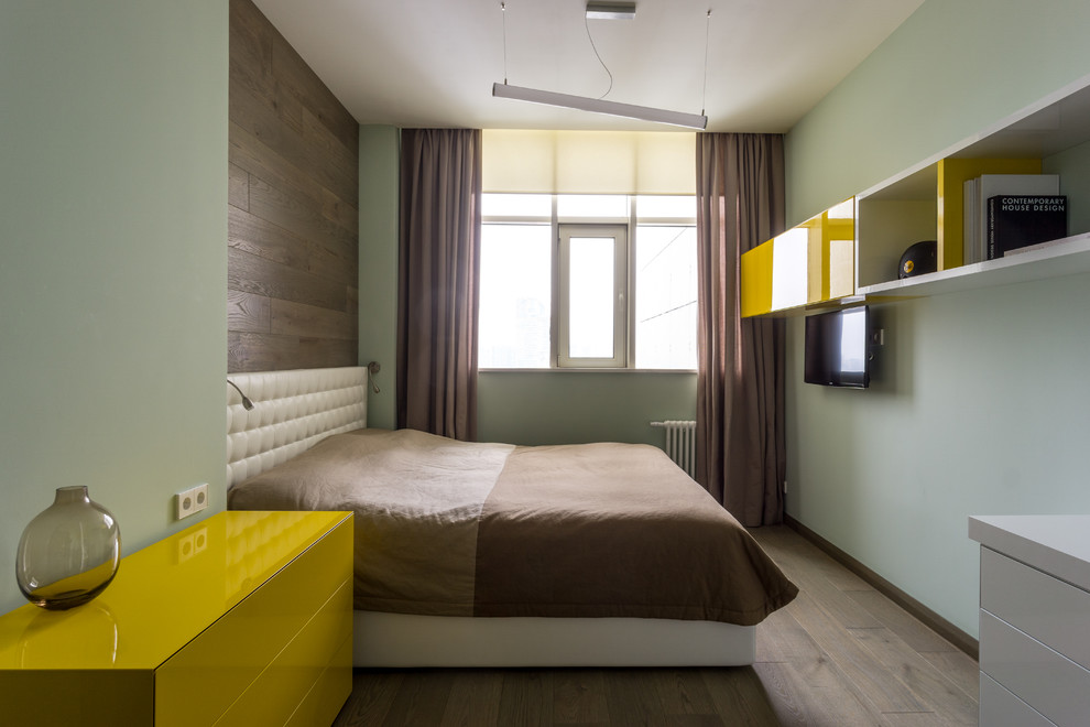 Inspiration för ett mellanstort funkis barnrum kombinerat med sovrum, med gröna väggar, mellanmörkt trägolv och brunt golv