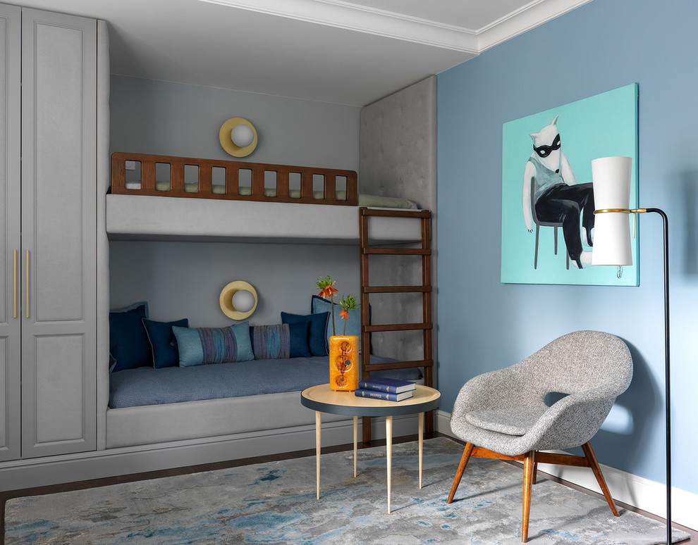 Inredning av ett modernt pojkrum kombinerat med sovrum, med blå väggar, heltäckningsmatta och grått golv