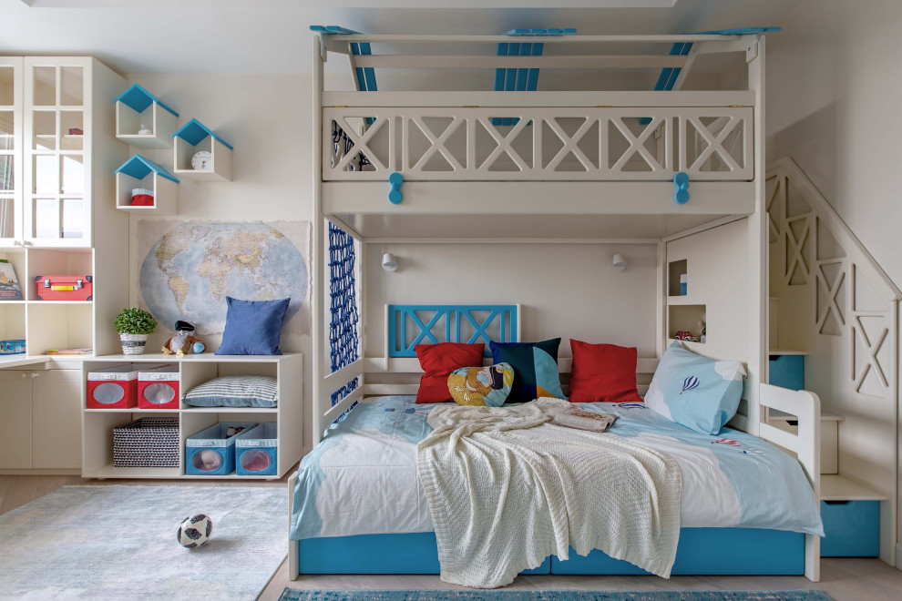Bild på ett funkis pojkrum kombinerat med sovrum och för 4-10-åringar, med vita väggar, ljust trägolv och beiget golv