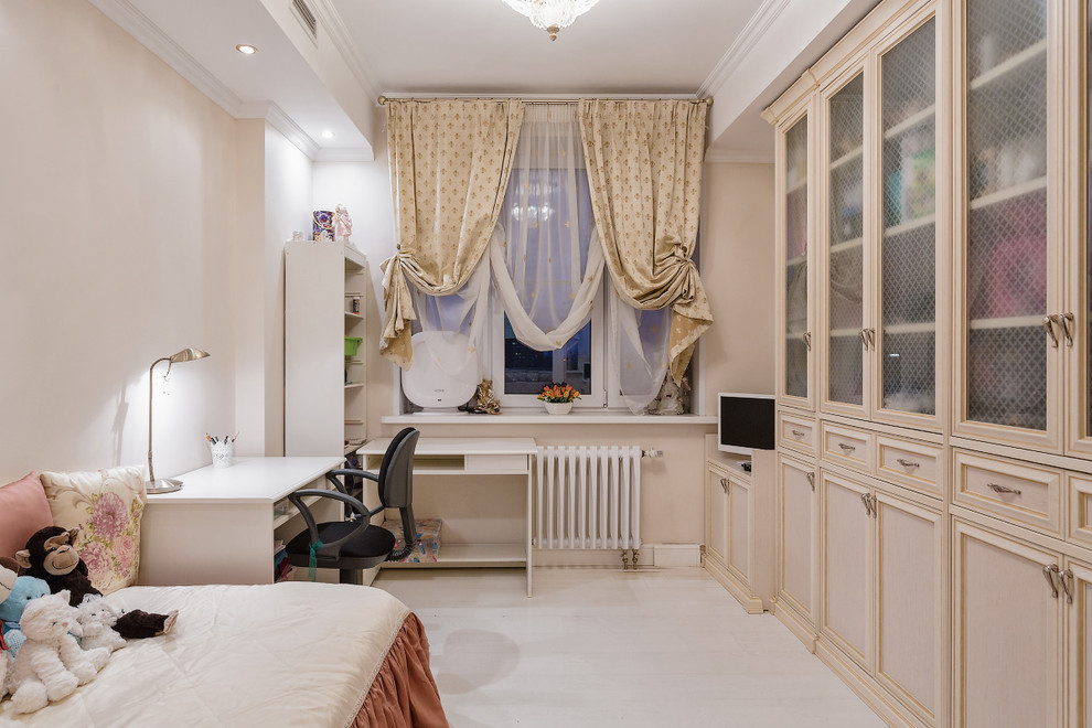 Klassisches Mädchenzimmer mit Arbeitsecke, weißer Wandfarbe und hellem Holzboden in Moskau
