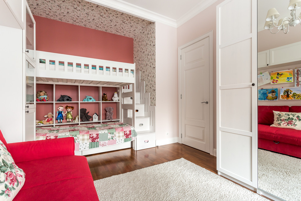 Пример оригинального дизайна: детская среднего размера в классическом стиле с спальным местом, розовыми стенами, паркетным полом среднего тона и коричневым полом для ребенка от 4 до 10 лет, девочки