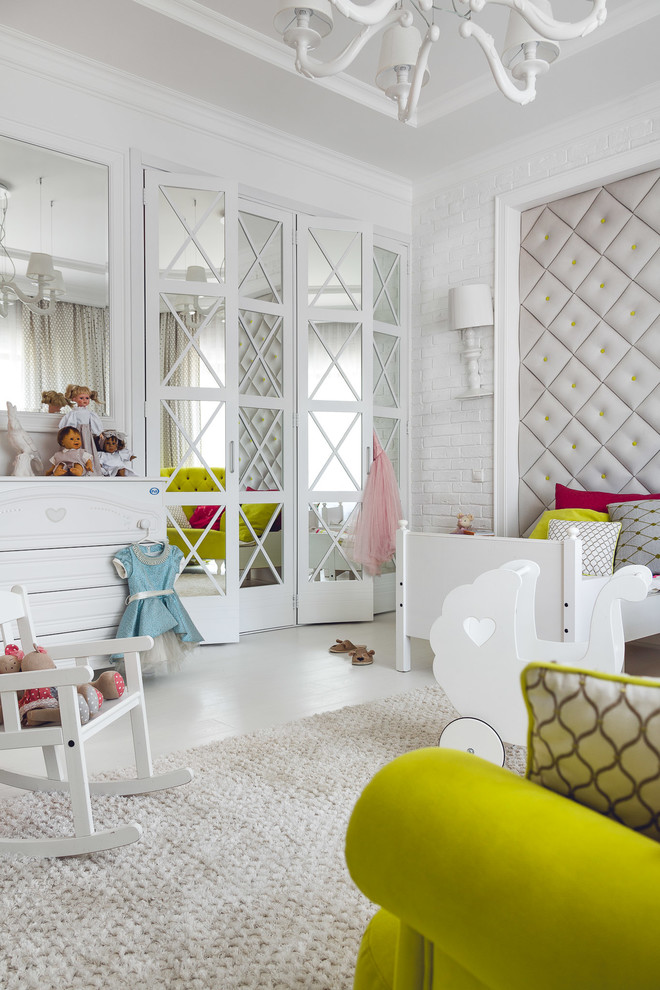 Foto di una cameretta per bambini da 4 a 10 anni tradizionale con pareti bianche e pavimento bianco