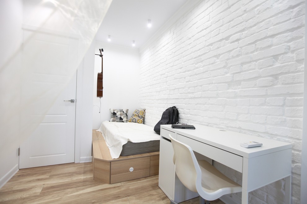 Idee per una piccola cameretta per bambini minimal con pareti bianche, pavimento in laminato e pavimento beige