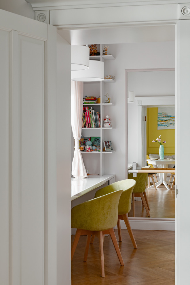 Cette image montre une chambre d'enfant bohème de taille moyenne.